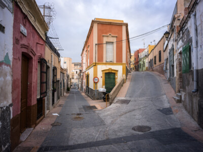 Edificio entre calles