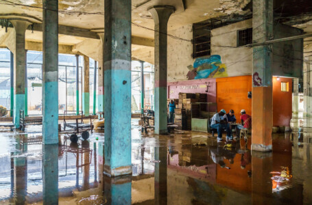 Chess game at the close of the market. 2013 Cuba